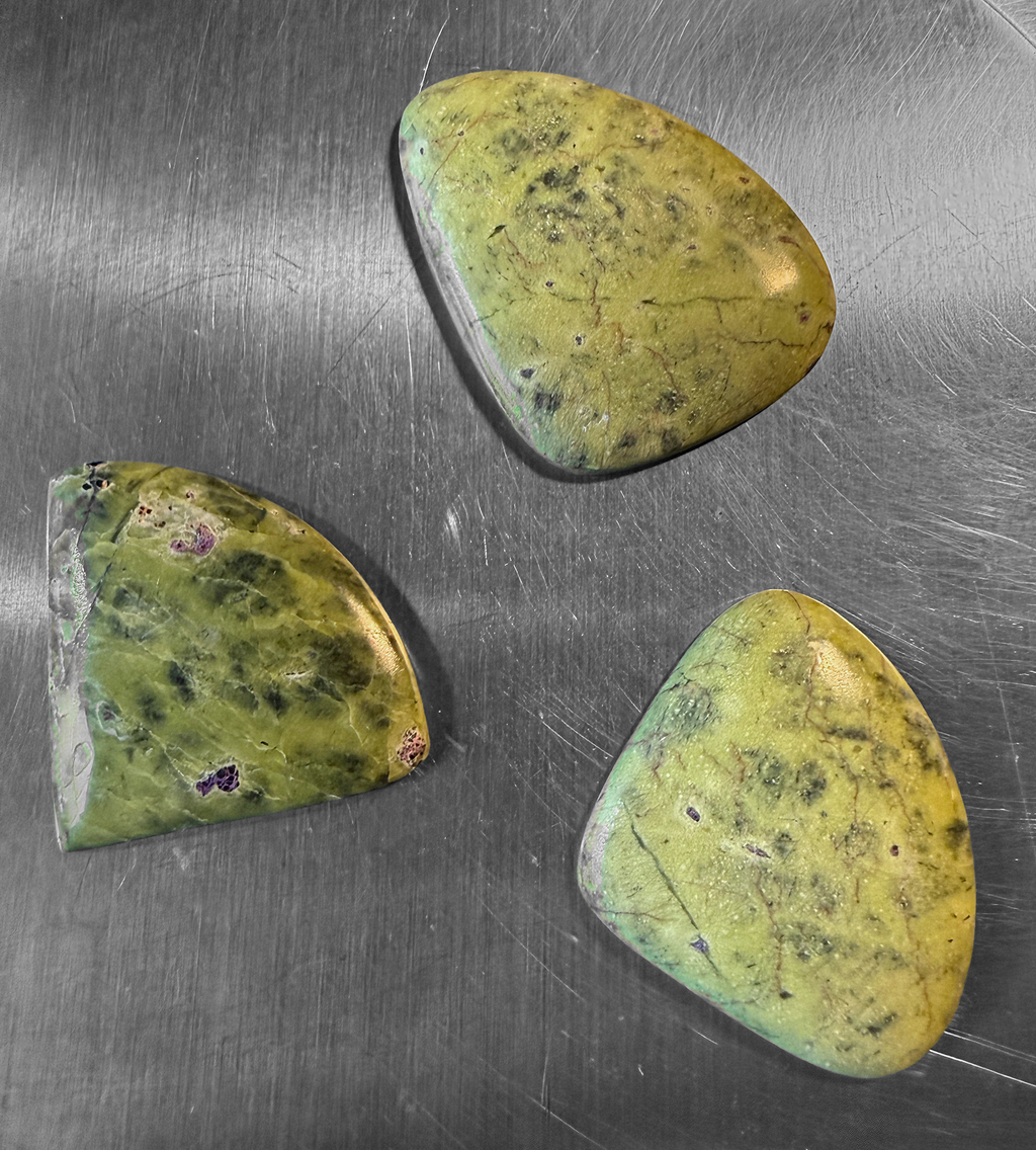Serpentine & Stichtite (Atlantisite) cabochons 2 dozen, from Tasmania