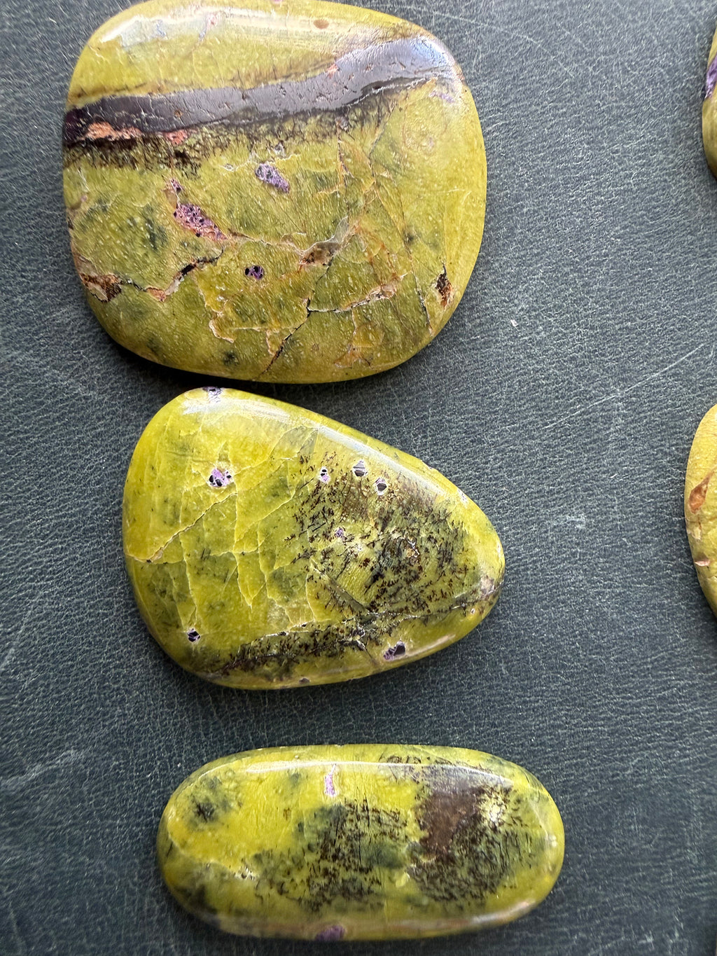 Serpentine & Stichtite (Atlantisite) cabochons 2 dozen, from Tasmania