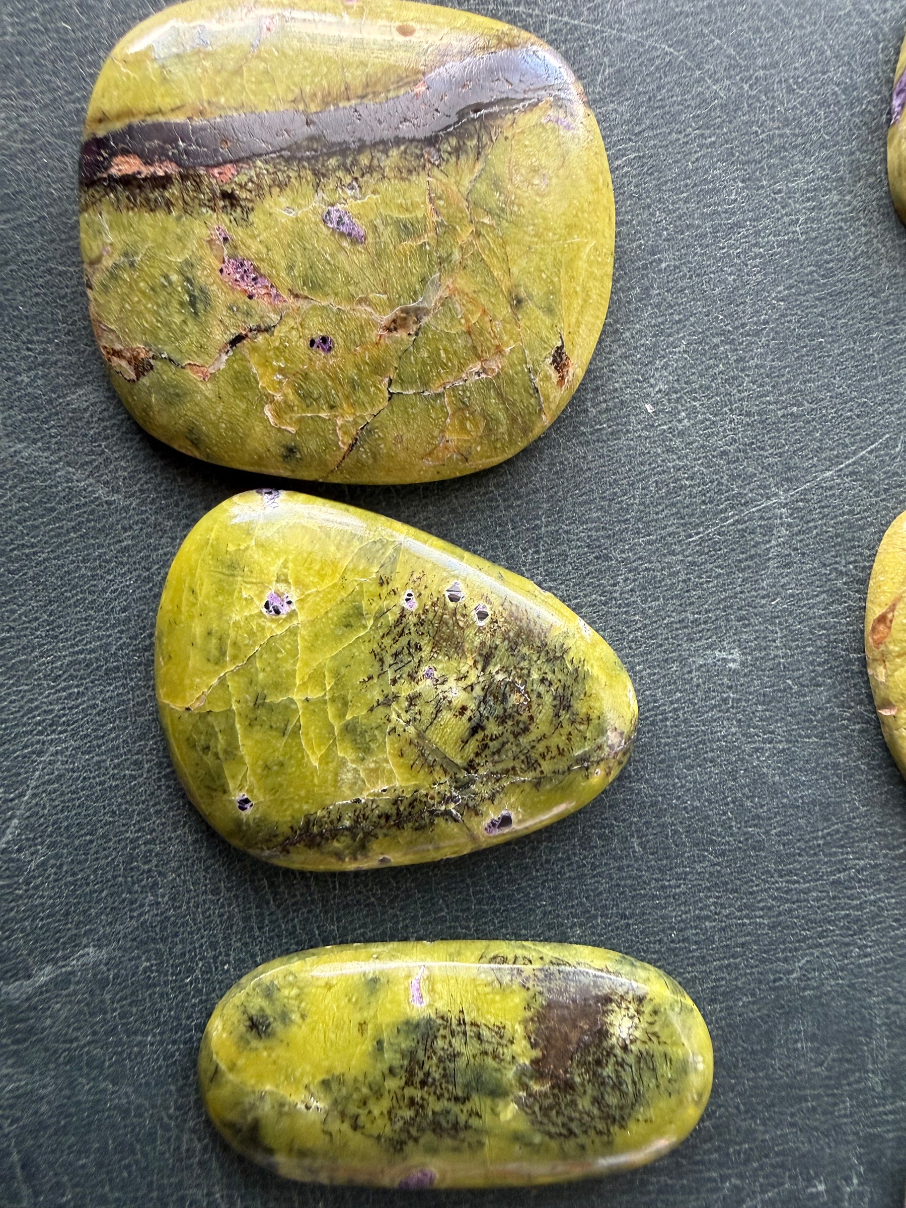 Serpentine & Stichtite (Atlantisite) cabochons 2 dozen, from Tasmania
